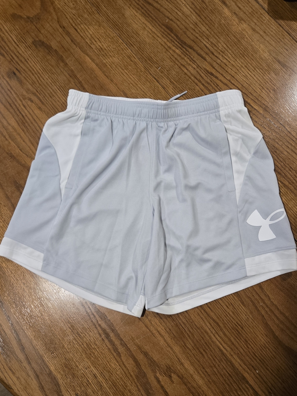 Under Armour Women’s Baseline 6” Basketball Shorts Gray White Size Small NWT